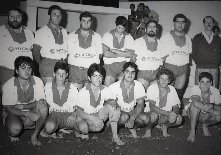Formación histórica del equipo en blanco y negro