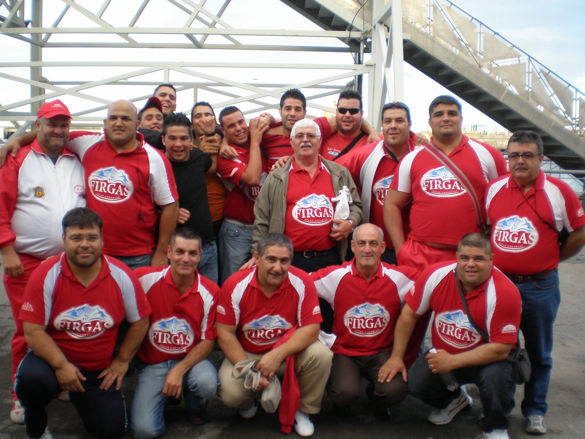 El club reunido fuera del terrero