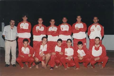Formación del club con chándal rojo y blanco